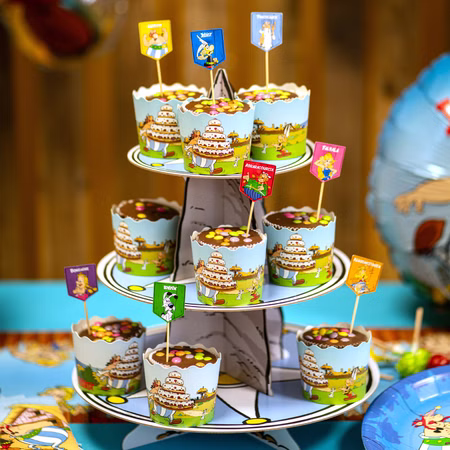 Asterix & Obelix Tisch-Deko Servier-Etagere Hinkelstein mit 12 Muffin-Formen & 8 Cupcake Sticks Geburtstag Dekoration Fasching Karneval Mottoparty Etagere in Hinkelstein-Optik aus Pappe mit Muffins dekoriert