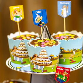 Asterix & Obelix Tisch-Deko Servier-Etagere Hinkelstein mit 12 Muffin-Formen & 8 Cupcake Sticks Geburtstag Dekoration Fasching Karneval Mottoparty Detailaufnahme Asterix und Obelix Muffin-Förmchen mit verschiedenen Cupcake Sticks dekotiert