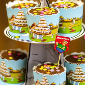Asterix & Obelix Tisch-Deko Servier-Etagere Hinkelstein mit 12 Muffin-Formen & 8 Cupcake Sticks Geburtstag Dekoration Fasching Karneval Mottoparty Detailaufnahme Asterix und Obelix Muffin-Förmchen von Vorne