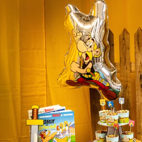 Asterix Folienballon dekorativ in Szene gesetzt