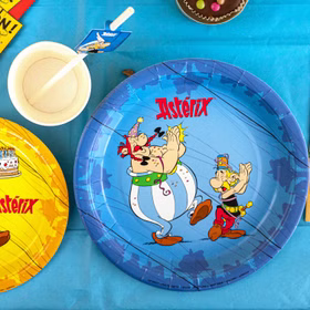 XXL Asterix & Obelix Geburtstag Party-Set Tisch-Deko 85-tlg. Part-Deko Kindergeburtstag Comic-Helden Dekoration gedeckter Tisch Asterix & Obelix Pappteller in Blau mit Partymotiv auf gedecktem Geburtstagstisch neben Bechern und Dekoration von Oben.