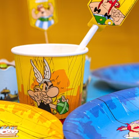 XXL Asterix & Obelix Geburtstag Party-Set Tisch-Deko 85-tlg. Part-Deko Kindergeburtstag Comic-Helden Dekoration gedeckter Tisch Asterix Partybecher mit Papierstrohhalm und Partygeschirr auf dekoriertem Geburtstagstisch.