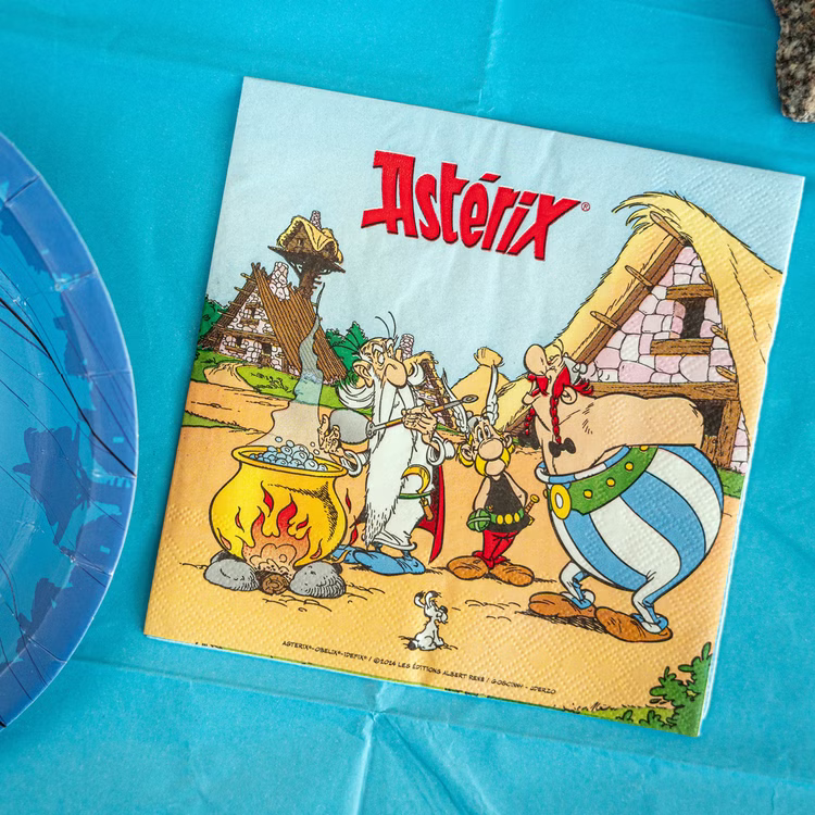 XXL Asterix & Obelix Geburtstag Party-Set Tisch-Deko 85-tlg. Part-Deko Kindergeburtstag Comic-Helden Dekoration gedeckter Tisch Asterix Serviette mit Motiv aus dem gallischen Dorf neben Zaubertrankkessel und Obelix auf türkisfarbener Tischdekoration.