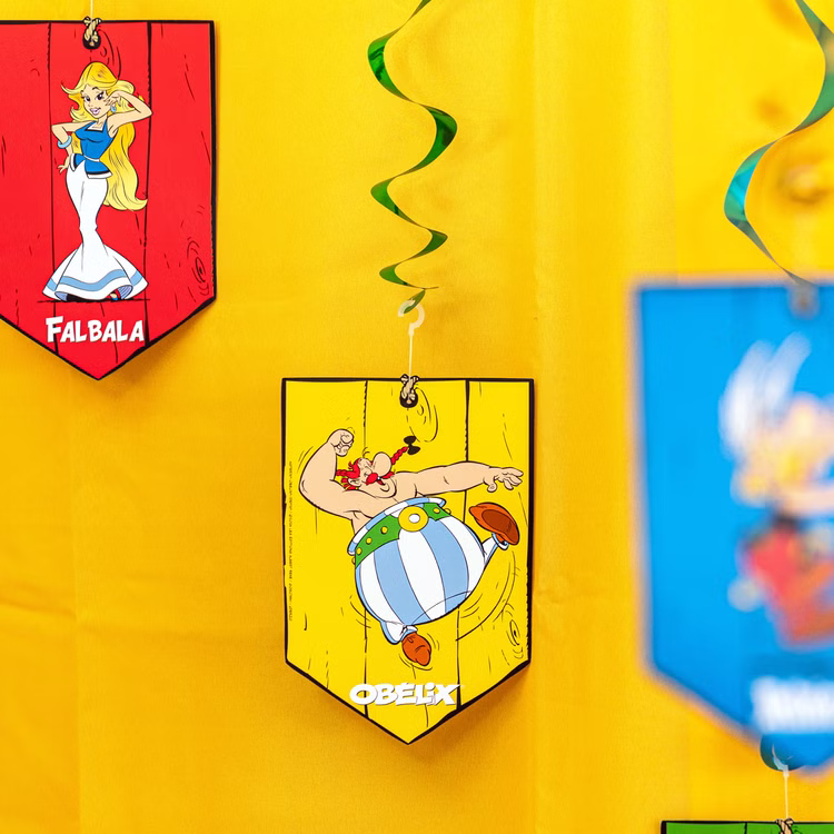 XXL Asterix & Obelix Geburtstag Party-Set Tisch-Deko 85-tlg. Part-Deko Kindergeburtstag Comic-Helden Dekoration gedeckter Tisch Gelber Deckenhänger mit Obelix-Motiv als schwebende Raumdekoration für eine Comic-Mottofeier im gallischen Stil.