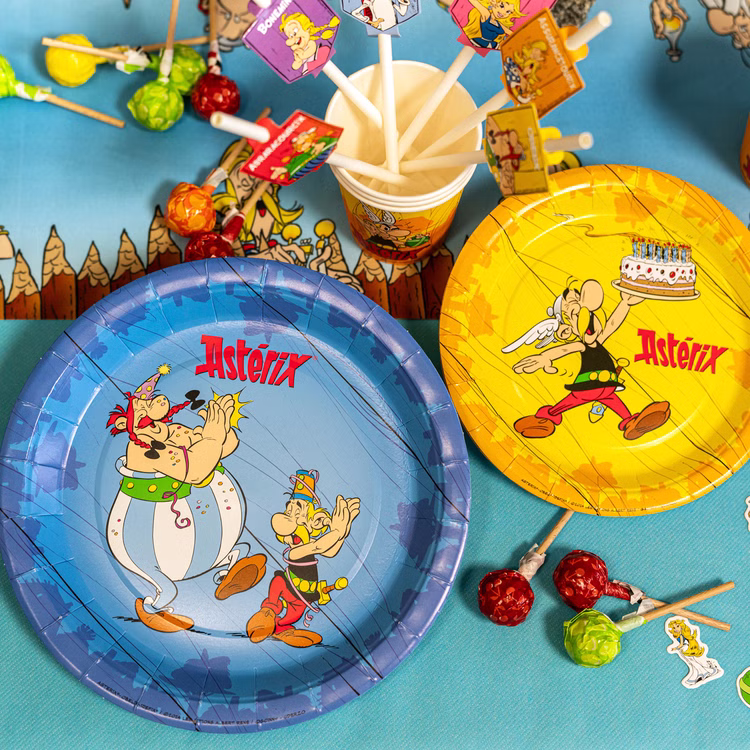 XXL Asterix & Obelix Geburtstag Party-Set Tisch-Deko 85-tlg. Part-Deko Kindergeburtstag Comic-Helden Dekoration gedeckter Tisch Bunte Asterix & Obelix Partydekoration mit Papptellern, Bechern, Trinkhalmen und Süßigkeiten für Kindergeburtstag.