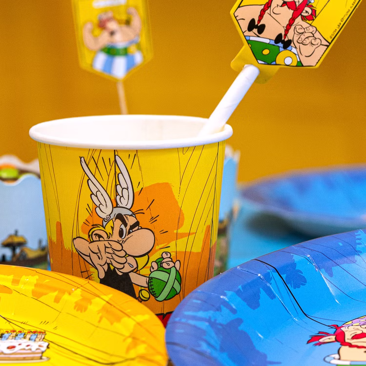 XXL Asterix & Obelix Geburtstag Party-Set Tisch-Deko 85-tlg. Part-Deko Kindergeburtstag Comic-Helden Dekoration gedeckter Tisch Asterix Partybecher mit Papierstrohhalm und Partygeschirr auf dekoriertem Geburtstagstisch.