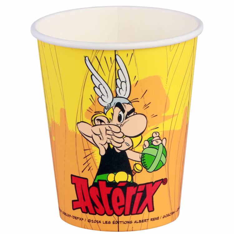 XXL Asterix & Obelix Geburtstag Party-Set Tisch-Deko 85-tlg. Part-Deko Kindergeburtstag Comic-Helden Dekoration gedeckter Tisch Gelber Asterix Partybecher mit Comicfigur und Logo in freigestellter Einzelansicht.