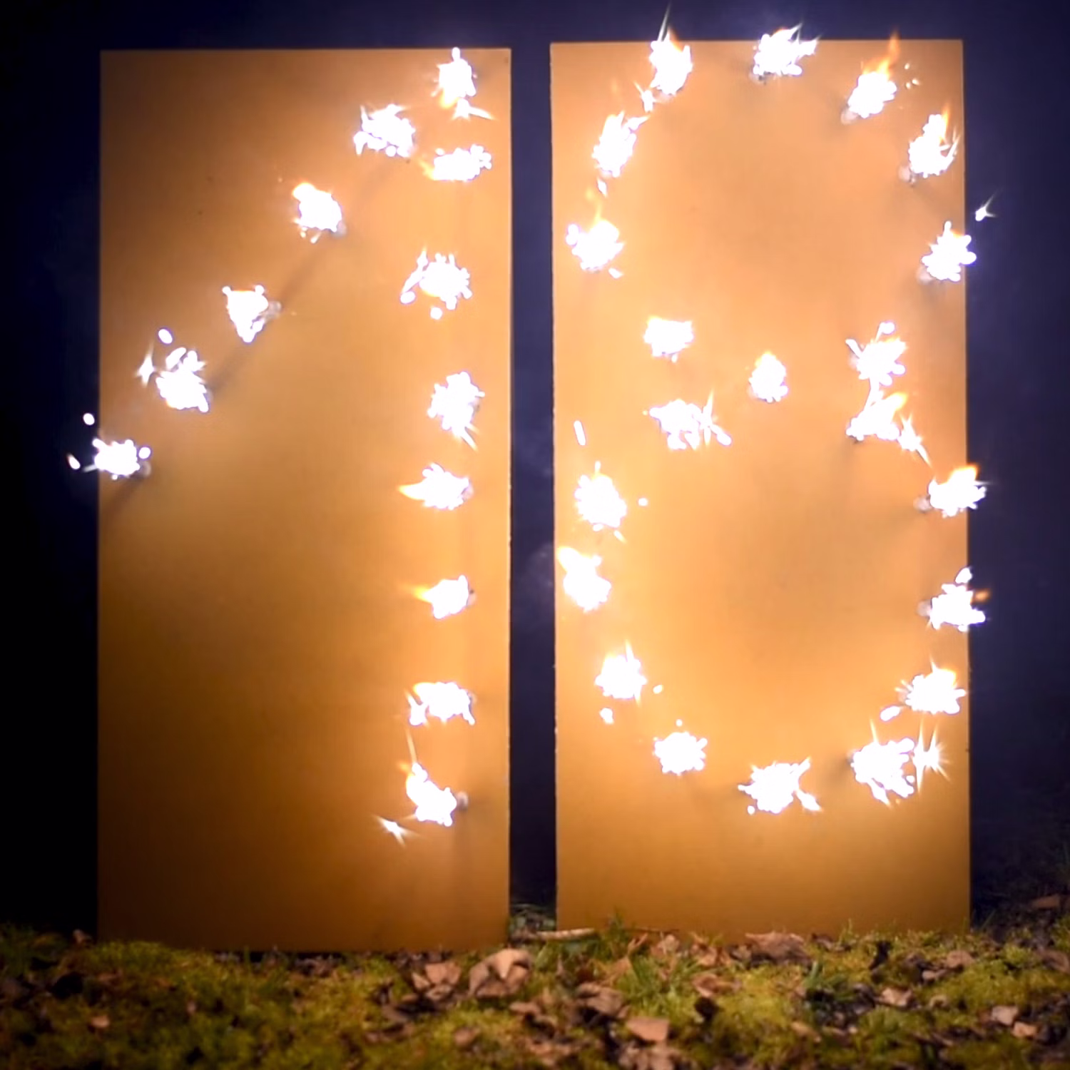Brennende Zahl 18 Geburtstag Volljährigkeit Fontänen Feuerbild Geschenkidee Happy Birthday Endlich 18 Erwachsen Brennende Zahl 18 von Vorne