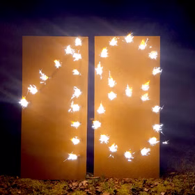 Brennende Zahl 18 Geburtstag Volljährigkeit Fontänen Feuerbild Geschenkidee Happy Birthday Endlich 18 Erwachsen Lichterbild Brennende Zahl 18 von Vorne