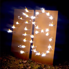 Brennende Zahl 18 Geburtstag Volljährigkeit Fontänen Feuerbild Geschenkidee Happy Birthday Endlich 18 Erwachsen Brennende Zahl 18 von der rechten Seite