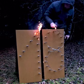 Brennende Zahl 18 Geburtstag Volljährigkeit Fontänen Feuerbild Geschenkidee Happy Birthday Endlich 18 Erwachsen Anzünden des Lichterbildes an der Zahl 1 und an der Zahl 8