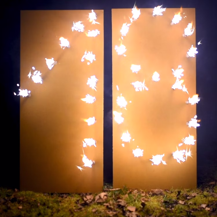Brennende Zahl 18 Geburtstag Volljährigkeit Fontänen Feuerbild Geschenkidee Happy Birthday Endlich 18 Erwachsen Brennende Zahl 18 von Vorne