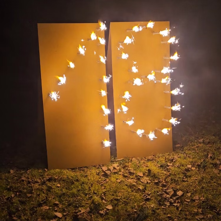 Brennende Zahl 18 Geburtstag Volljährigkeit Fontänen Feuerbild Geschenkidee Happy Birthday Endlich 18 Erwachsen Brennende Zahl 18 von der linken Seite