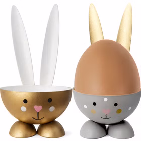 Eierbecher Hase Metall Osterhase 10 cm gedeckter Tisch Ostern Oster-Deko Dekoration Frühling Osterfest Osterbrunch Tisch-Deko Zwei Hasen-Eierbecher im Vergleich; im grauen Becher steht ein Ei zur Größenveranschaulichung.