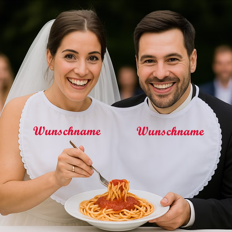 Doppel-Lätzchen mit Vorname weiß mit Spitze für zwei Personen Party-Gag Für immer zusammen Partyspiele Hochzeitsspiele Geburtstag Jubiläum Silberhochzeit Braut & Bräutigam tragen das Doppel-Lätzchen mit Wunschname und essen dabei einen Teller Spaghetti zusammen Hinweis: KI generiertes Bild