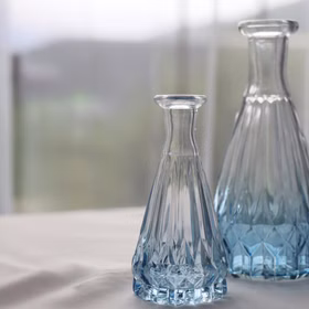 2 Vasen mit Blauem Farbverlauf 14,5 und 10,7 cm Tischdeko Hochzeit Geburtstag Vasen-Set Tischvasen für Blumen & Dekoration Tisch-Deko Hochzeit Geburtstag Blumenvasen dekorative Vasen gedeckter Tisch Zweiteiliges Vasen-Set mit blauem Farbverlauf aus Glas voreinander auf einem Tisch mit Tischdecke