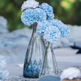 2 Vasen mit Blauem Farbverlauf 14,5 und 10,7 cm Tischdeko Hochzeit Geburtstag Vasen-Set Tischvasen für Blumen & Dekoration Tisch-Deko Hochzeit Geburtstag Blumenvasen dekorative Vasen gedeckter Tisch Zweiteiliges Vasen-Set mit blauem Farbverlauf aus Glas dekorativ mit blauen Blumen in Szene gesetzt