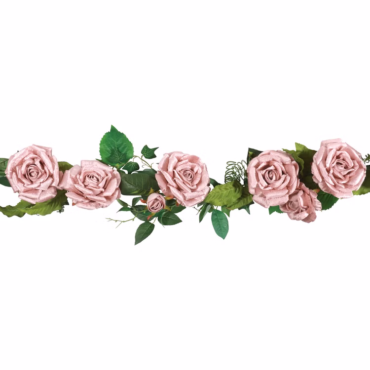 Rosen Girlande Tischdeko Luxus Rosen Puderrosa Samt 20 cm x 2 m Deko Hochzeit Tischdeko Deko-Ideen Geburtstag festliches Ambiente Längliche Rosengirlande in Altrosa mit Blättern und mehreren Blüten.