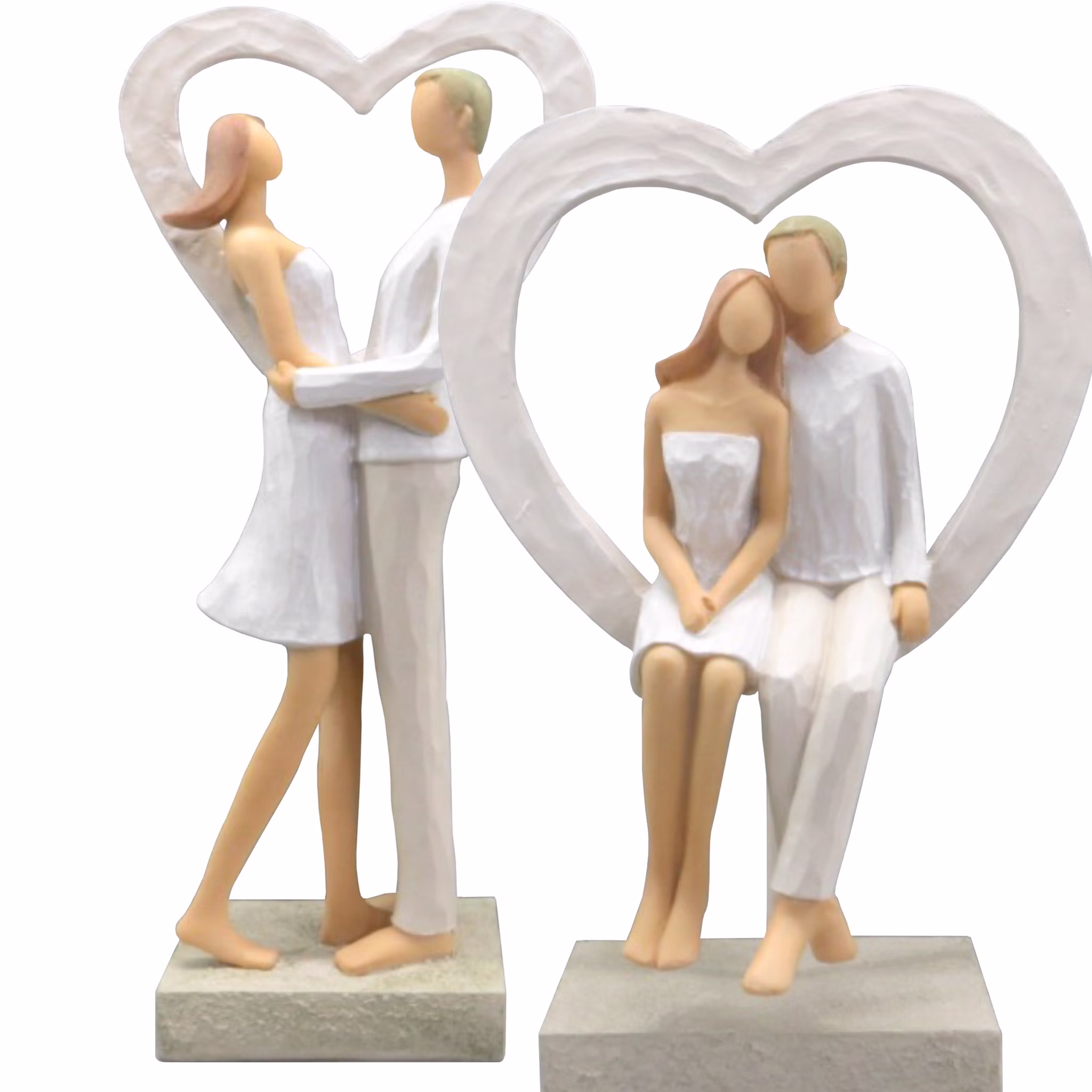 Brautpaar Figur Stehend Liebe Weiß mit Herz Tischdeko Hochzeits-Deko Tisch-Deko Deko-Ideen Geschenkidee Braut & Bräutigam Zwei Figuren: ein Paar im Herzrahmen stehend und ein Paar sitzend, nebeneinander aufgestellt.