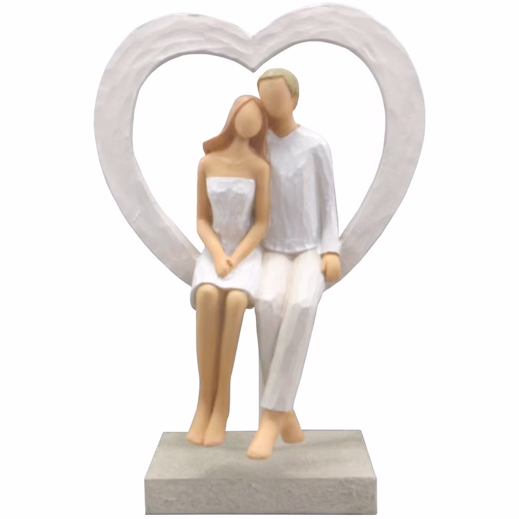 Brautpaar Figur Sitzend Liebe Weiß mit Herz Tischdeko Hochzeits-Deko Tisch-Deko Deko-Ideen Geschenkidee Braut & Bräutigam Figur eines Brautpaars im weißen Herzrahmen, sitzend auf einem Sockel.