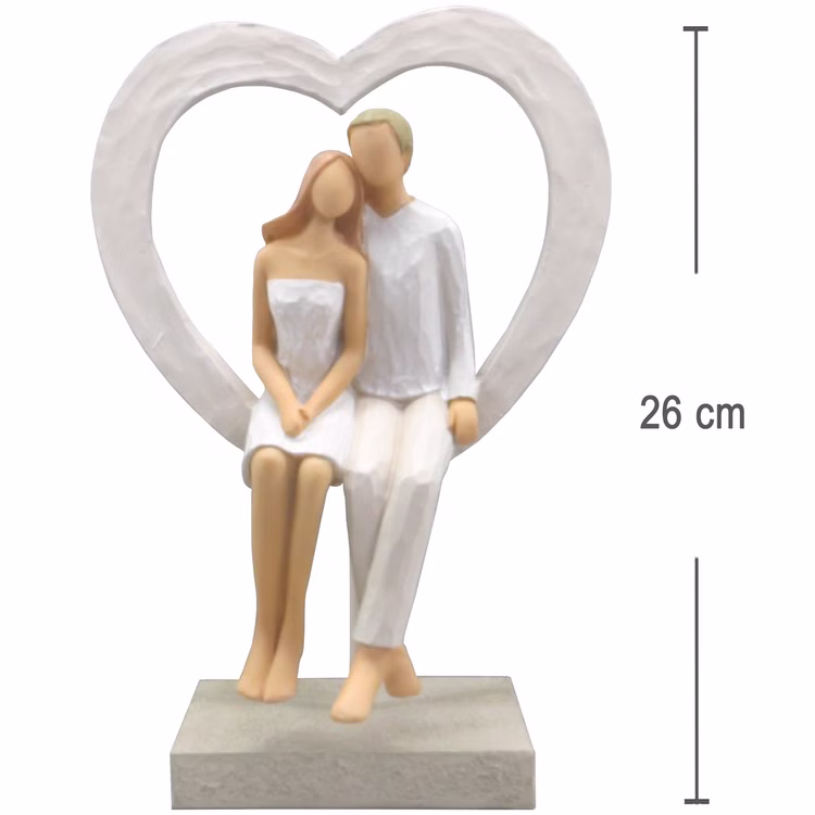 Brautpaar Figur Sitzend Liebe Weiß mit Herz Tischdeko Hochzeits-Deko Tisch-Deko Deko-Ideen Geschenkidee Braut & Bräutigam Brautpaar-Figur im Herzrahmen auf Sockel, Höhe 26 cm, als Hochzeitsdeko.