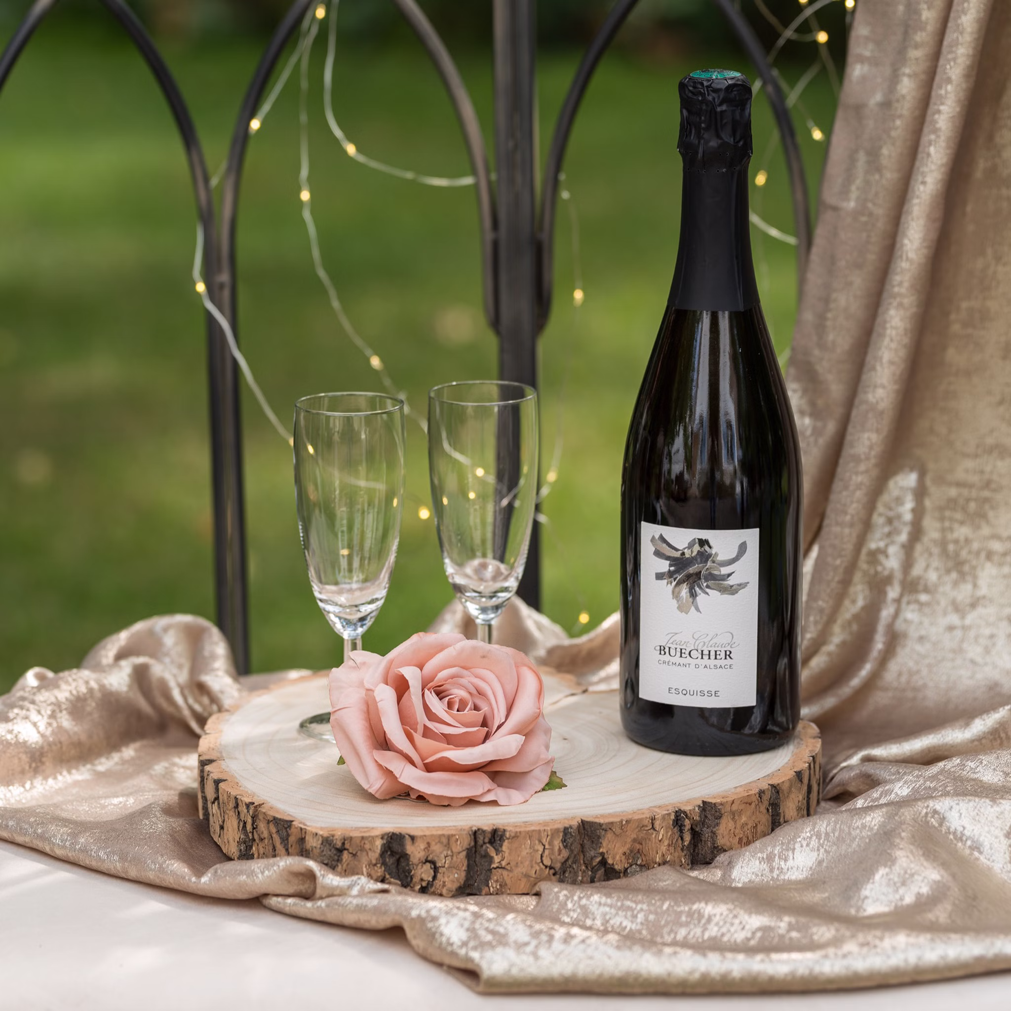 Baumscheibe Herzform Rustikales Holzherz 19 cm Tischdeko Hochzeit Geburtstag Vintage Dekoration Geburtstag Hochzeit Jubiläum Muttertag Deko-Ideen Dekorierte Holzscheibe mit Sektflasche, Gläsern und rosa Rose.
