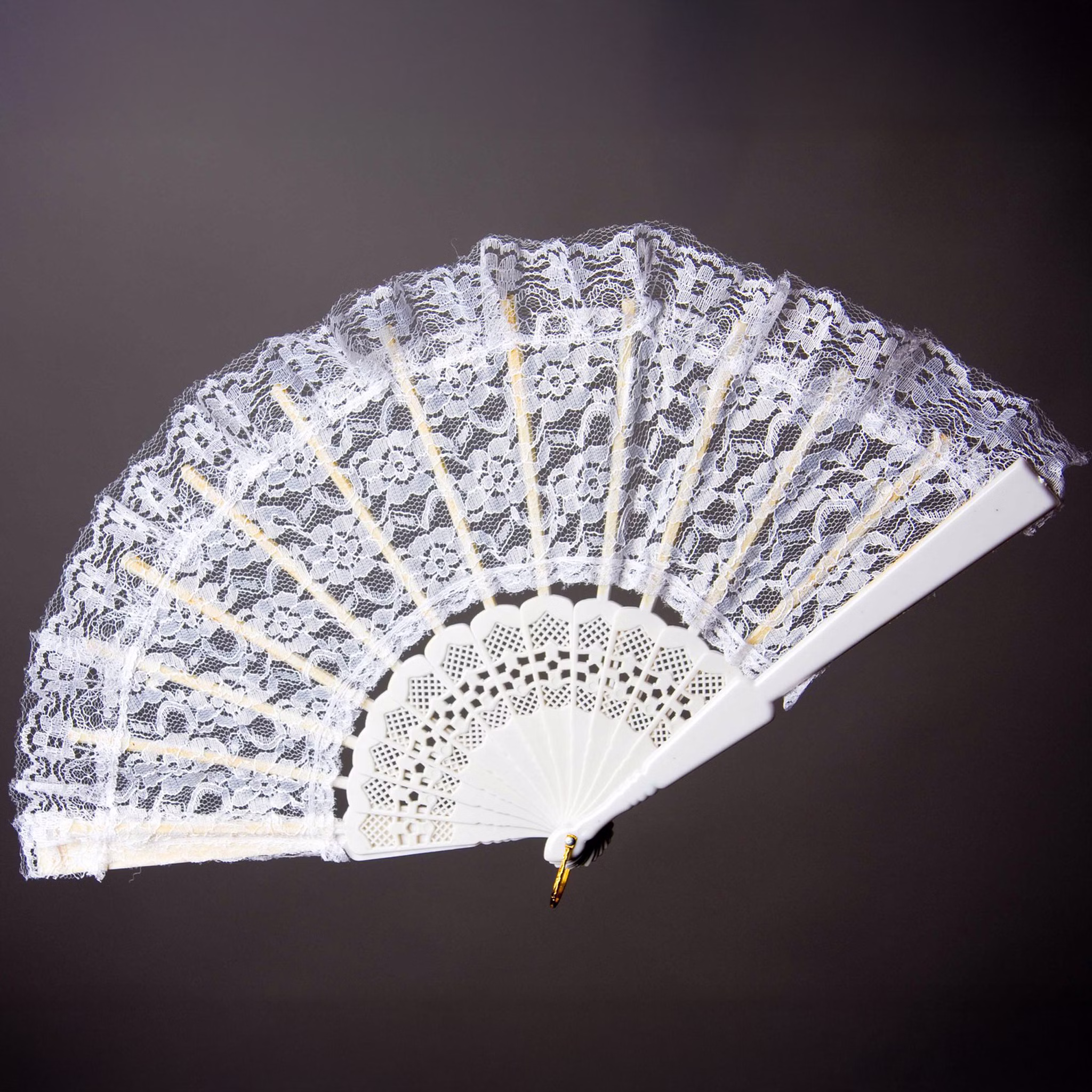 Eleganter weißer Spitzenfächer 23 cm im viktorianischen Stil für Damen Kostüm-Zubehör für Hochzeiten Cosplay Theater Fasching Karneval Mottoparty Party Accessoire Sommer-Fest Eleganter weißer Spitzenfächer im viktorianischen Stil aufgeklappt vor schwarzen Hintergrund von Vorne