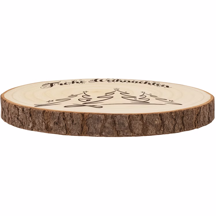 Baumscheibe 24 cm Frohe Weihnachten mit Tannenwald-Motiv Tisch-Deko Geschenk Dekoration Advent Weihnachtsstimmung festlich Adventszeit Basteln Geschenkidee Flach liegende Baumscheibe aus Paulownia-Holz mit „Frohe Weihnachten“ und Tannenwald-Gravur, in schräger Seitenansicht.
