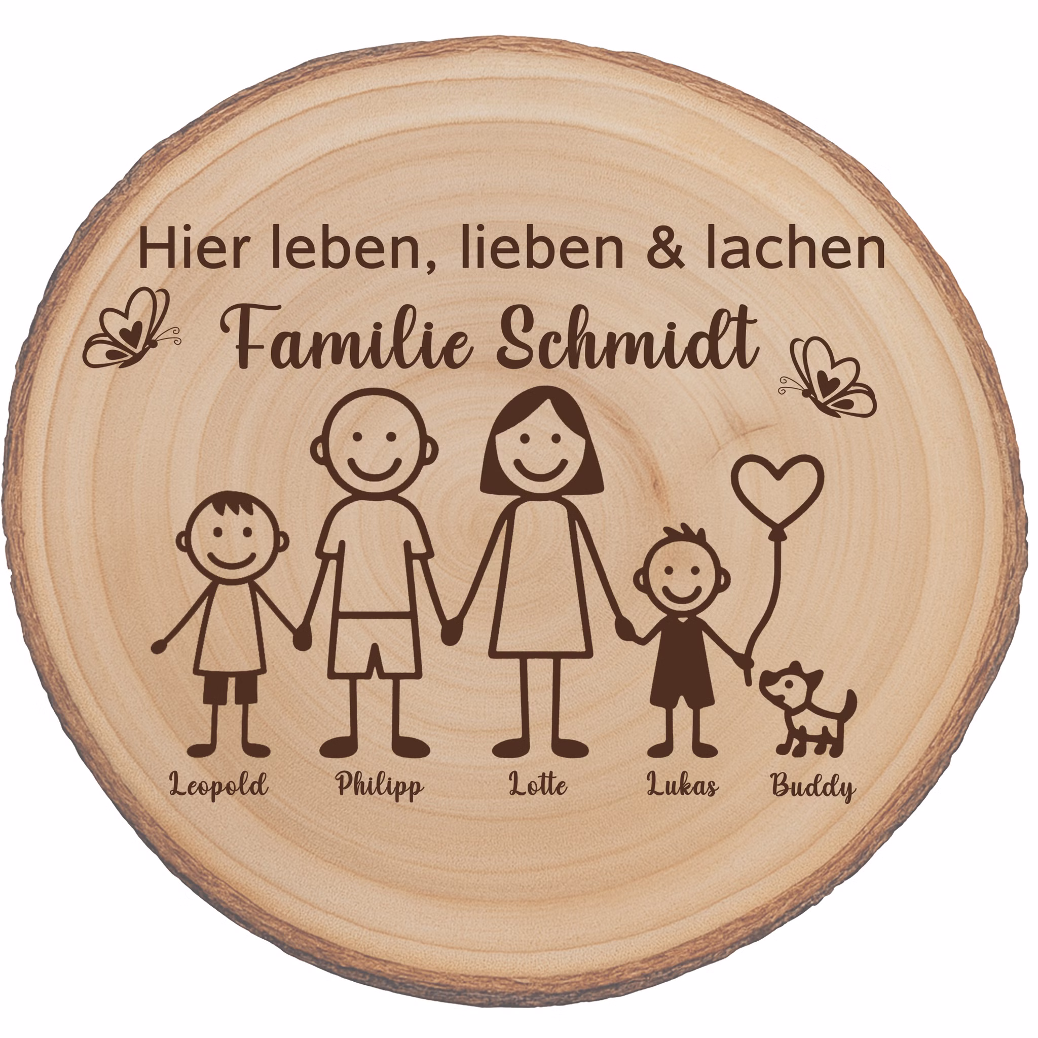 Die personalisierte Baumscheibe zeigt die Gravur „Hier leben, lieben & lachen – Familie Schmidt“ sowie eine Familienillustration mit zwei Jungen und Hund, sauber auf hellem Naturholz graviert.