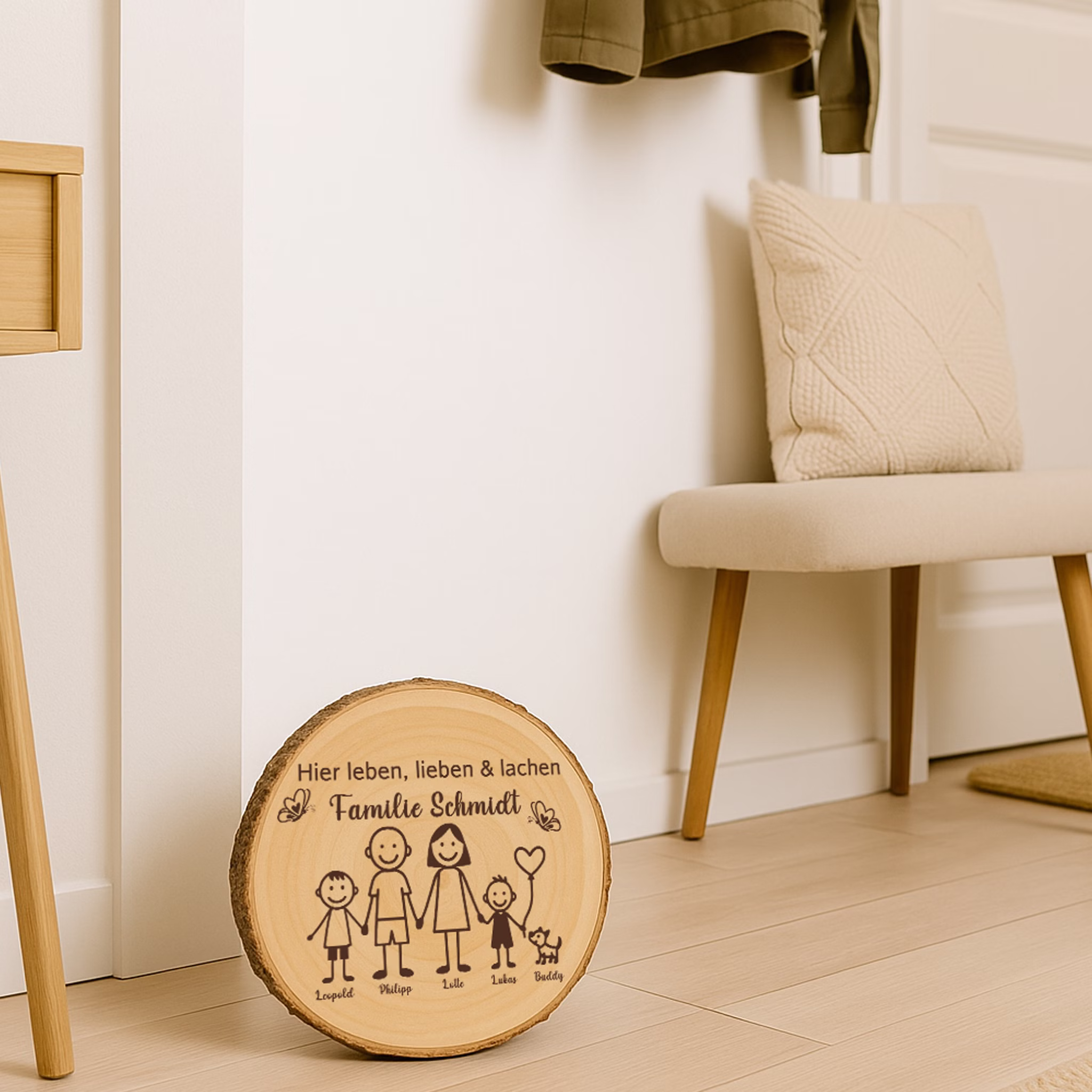 Die personalisierte Familien-Baumscheibe lehnt dekorativ an der Wand eines modernen Eingangsbereichs mit Holzbank und hellen Accessoires.