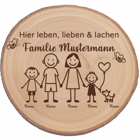 Abgebildet ist eine runde Baumscheibe aus Paulownia-Holz mit dem gravierten Schriftzug „Hier leben, lieben & lachen – Familie Mustermann“ und einer Illustration aus Eltern, zwei Jungen und einem kleinen Hund.