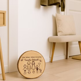 Die personalisierte Familien-Baumscheibe lehnt dekorativ an der Wand eines modernen Eingangsbereichs mit Holzbank und hellen Accessoires.