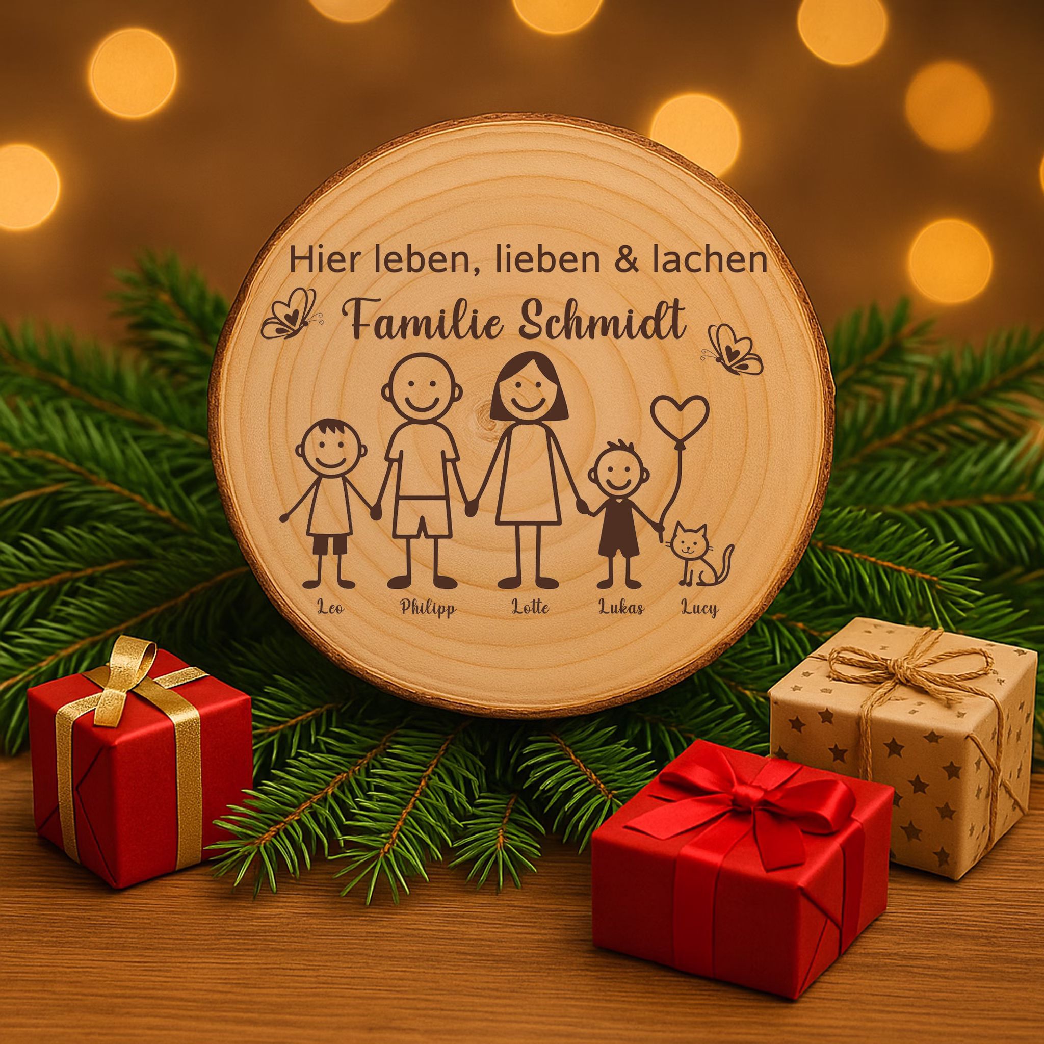 Baumscheibe 30 cm Familie Willkommensschild personalisiert mit zwei Jungen & Katze Zuhause Deko & Geschenk Eingangsbereich Geschenk für Familie und Freunde Einzug Herzlich Willkommen Holzscheibe personalisiert Baumscheibe mit graviertem Familienmotiv liegt auf Tannenzweigen auf einem Holztisch, dekoriert mit roten und braunen Geschenkboxen vor warmer Lichterkulisse