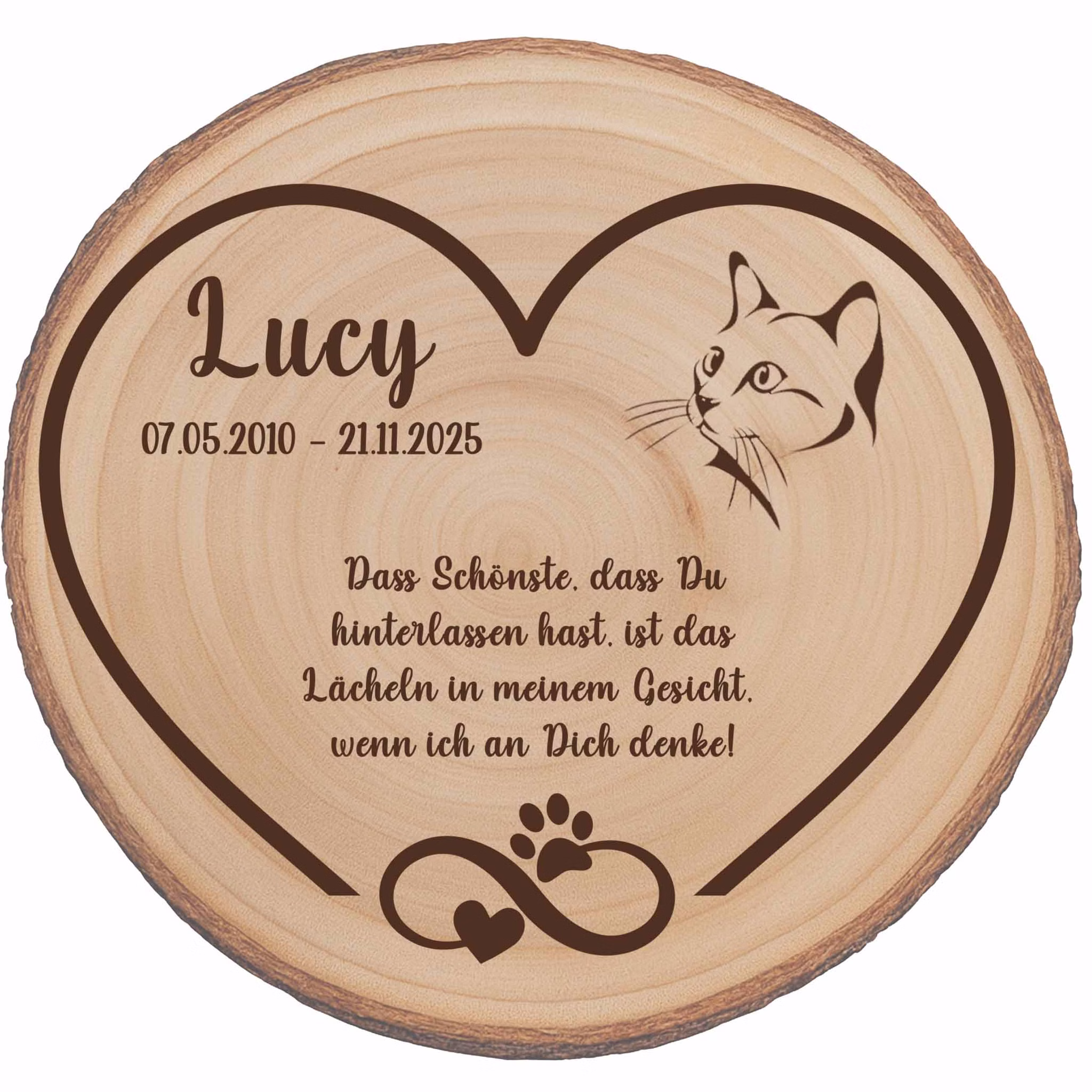 Gedenk-Baumscheibe für Katze mit Gravur „Lucy 07.05.2010 – 21.11.2025“ und Katzenmotiv.