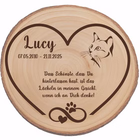 Personalisierte Baumscheibe 30 cm Gedenktafel an deine Katze mit Gravur Andenken Holzscheibe mit Gravur Erinnerung Samtpfote Grabscheibe Kater Trauerdekoration Deko Gedenk-Baumscheibe für Katze mit Gravur „Lucy 07.05.2010 – 21.11.2025“ und Katzenmotiv.