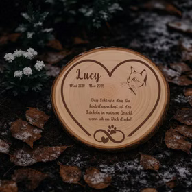 Personalisierte Baumscheibe 30 cm Gedenktafel an deine Katze mit Gravur Andenken Holzscheibe mit Gravur Erinnerung Samtpfote Grabscheibe Kater Trauerdekoration Deko Gedenk-Baumscheibe für eine Katze im winterlichen Garten mit Laub und leichtem Schnee.