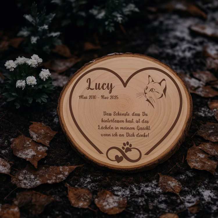 Personalisierte Baumscheibe 30 cm Gedenktafel an deine Katze mit Gravur Andenken Holzscheibe mit Gravur Erinnerung Samtpfote Grabscheibe Kater Trauerdekoration Deko Gedenk-Baumscheibe für eine Katze im winterlichen Garten mit Laub und leichtem Schnee.