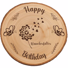 Baumscheibe 30 cm Happy Birthday Wunscherfüller Geldgeschenk Individuelles Geschenk DIY-Geschenkidee Geburtstag Holzscheibe Bastelbedarf Basteln Runde Baumscheibe aus naturbelassenem Holz mit Rinde, graviertem Schriftzug „Happy Birthday“ und Wunscherfüller-Motiv mit Pusteblume und Herzen, freigestellt auf weißem Hintergrund.