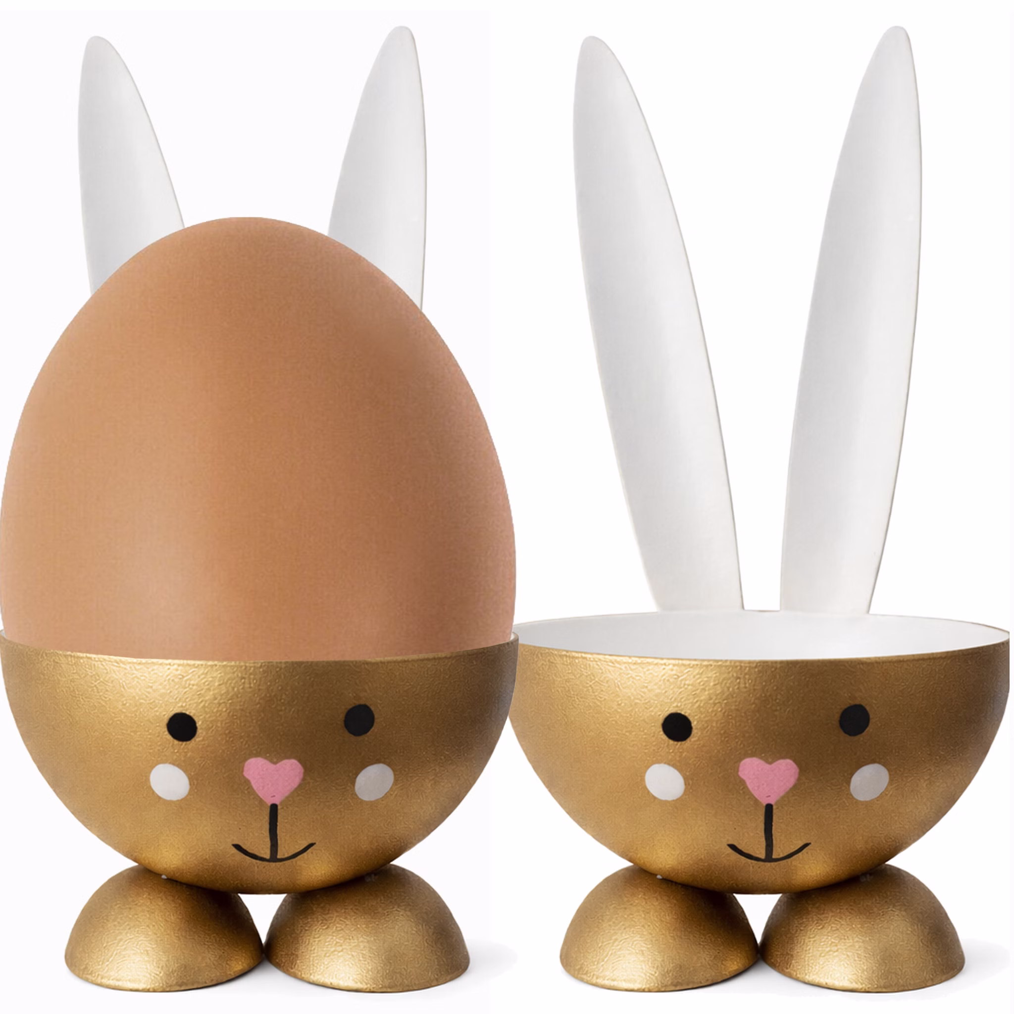 Goldener Osterhasen-Eierbecher aus Metall mit eingesetztem braunen Frühstücksei; das Ei sitzt passgenau bis zum Rand in der Schale.