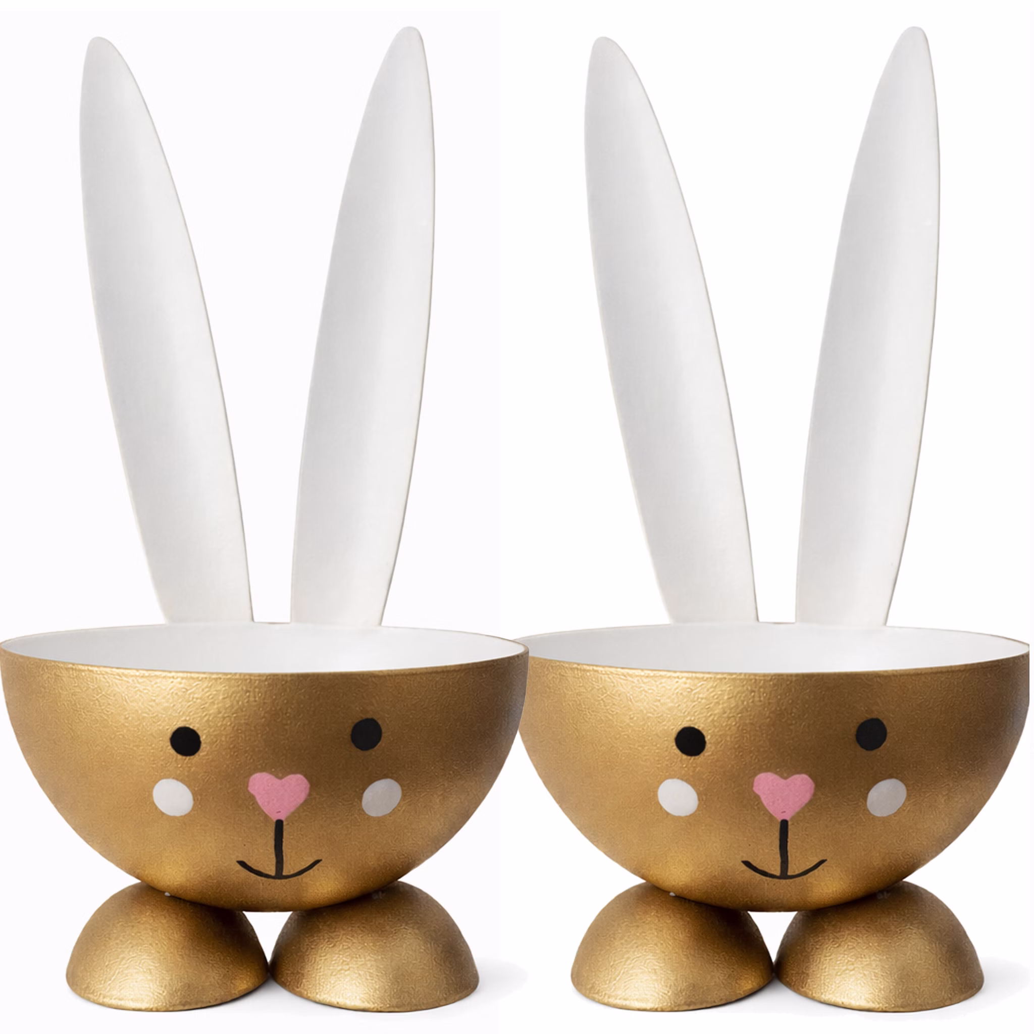 Zwei goldfarbene Eierbecher im Osterhasen-Design aus Metall nebeneinander stehend mit weißer Innenseite, Hasenohren und liebevoll gestaltetem Gesicht.
