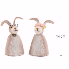Hasenmann und Hasenfrau als Filz-Eierwärmer nebeneinander, rechts daneben Maßangabe 14 cm Höhe.
