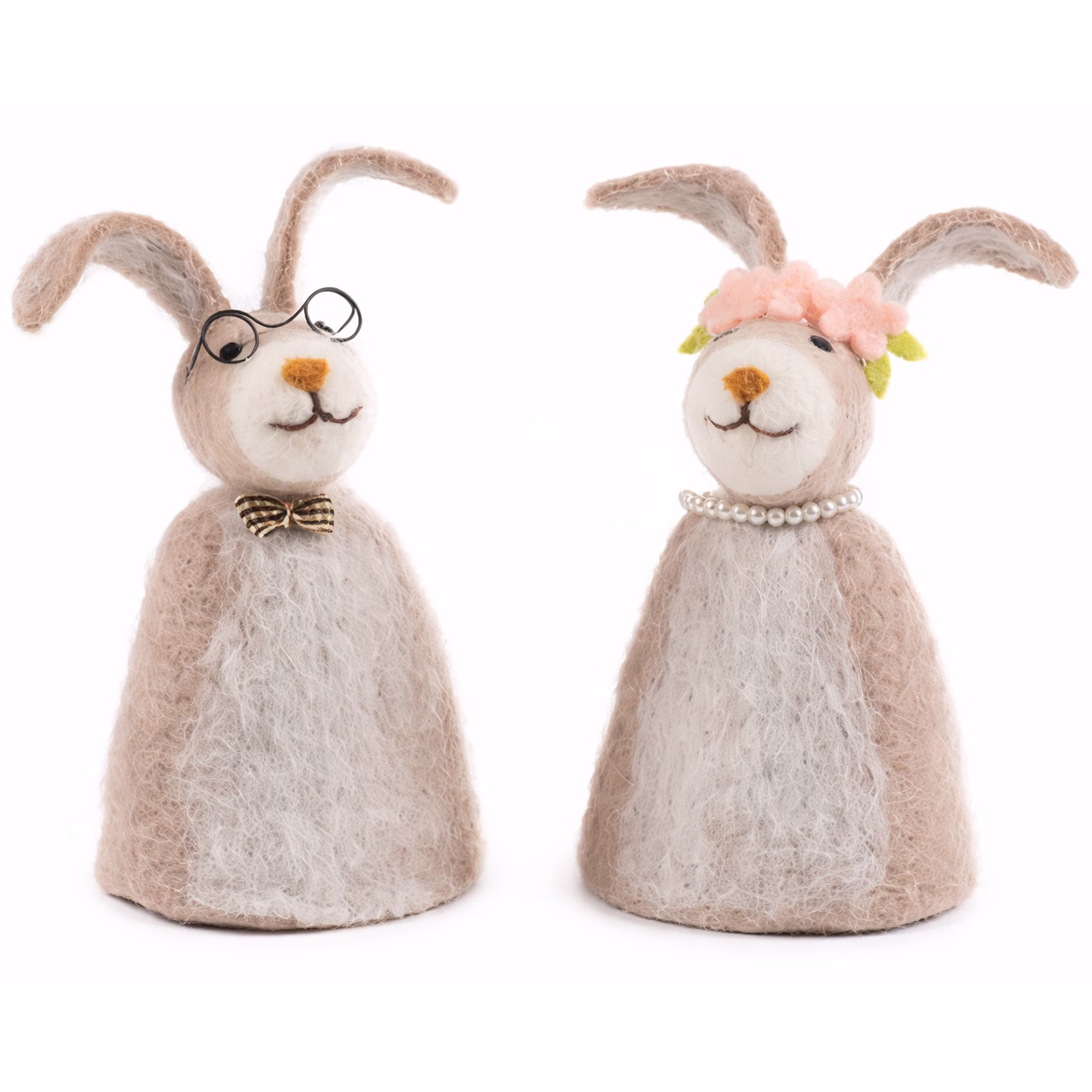 Zwei Filz-Eierwärmer in Hasenform – Hasenmann mit Brille und Schleife, Hasenfrau mit Blütenkranz und Perlenkette – vor weißem Hintergrund.