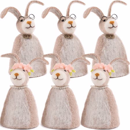 Eierwärmer Hasen aus Filz 6er-Set Hasenmann & Hasenfrau Tisch-Deko Ostern Osterbrunch Osterfrühstück Tisch-Deko Osterhase Osterfest Sechs Filz-Eierwärmer in Hasenform – 3 mal Hasenmann mit Brille und Schleife, 3 mal Hasenfrau mit Blütenkranz und Perlenkette – vor weißem Hintergrund.