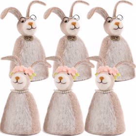 Sechs Filz-Eierwärmer in Hasenform – 3 mal Hasenmann mit Brille und Schleife, 3 mal Hasenfrau mit Blütenkranz und Perlenkette – vor weißem Hintergrund.