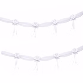 Autoschmuck Deko 2 Girlanden mit Blüten Weiß 180 cm Motorhaube Hochzeitsauto Wedding Car Organza-Girlande mit Rosenblüten Dekoration Zwei weiße Organza-Girlanden mit jeweils vier Rosenblüten auf neutralem Hintergrund dargestellt.