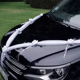 Autoschmuck Deko 2 Girlanden mit Blüten Weiß 180 cm Motorhaube Hochzeitsauto Wedding Car Organza-Girlande mit Rosenblüten Dekoration Detailansicht der weißen Hochzeitsgirlande mit Rosenblüten entlang der Motorhaube eines Fahrzeugs.