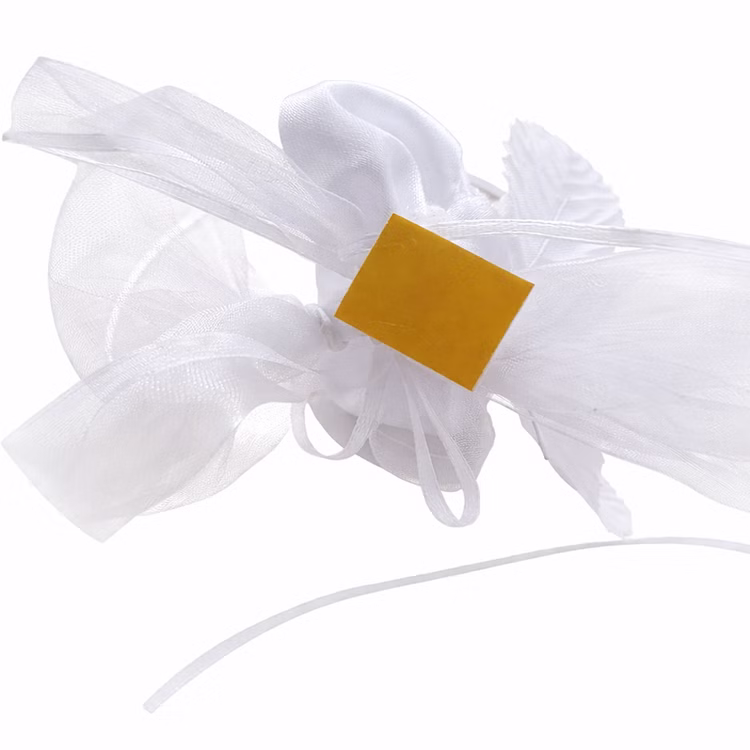 Autoschmuck Deko 2 Girlanden mit Blüten Weiß 180 cm Motorhaube Hochzeitsauto Wedding Car Organza-Girlande mit Rosenblüten Dekoration Detailaufnahme der Befestigung mit Klebepunkt auf der Rückseite der weißen Organza-Girlande.