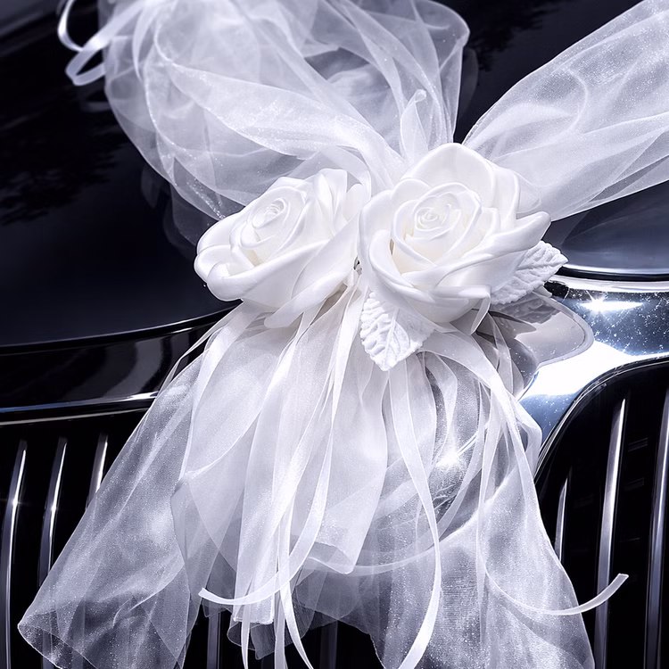 Autoschmuck Deko 2 Girlanden mit Blüten Weiß 180 cm Motorhaube Hochzeitsauto Wedding Car Organza-Girlande mit Rosenblüten Dekoration Große weiße Rosenblüten mit Organza-Schleifen als Autoschmuck auf einem Kühlergrill befestigt.