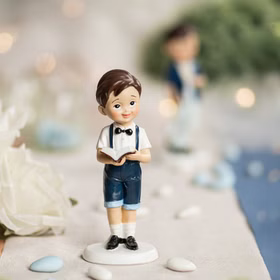 Kommunion Tortenfigur Junge mit Bibel 15,5 cm Kommunionskuchen Deko Weiß Blau Erstkommunion Jugendweihe Kommunions-Deko Tisch-Deko Dekoration Tortenfigur Kommunionsfigur Junge auf festlich dekorierter Tafel – schöne Erinnerung und Blickfang für Kommunionsfeiern.