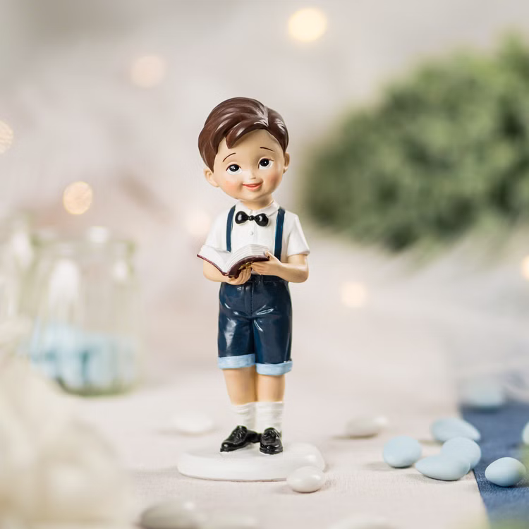 Kommunion Tortenfigur Junge mit Bibel 15,5 cm Kommunionskuchen Deko Weiß Blau Erstkommunion Jugendweihe Kommunions-Deko Tisch-Deko Dekoration Tortenfigur Dekorative Kommunionsfigur Junge mit Bibel als stilvolle Tischdeko oder Tortendekoration für eine feierliche Erstkommunion.